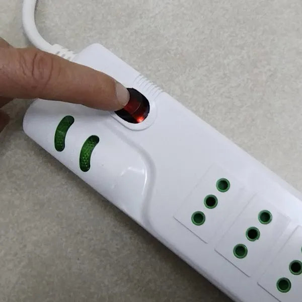 Alargador Zapatilla Protector Sobre Voltaje 1400j Microlab Color Blanco
