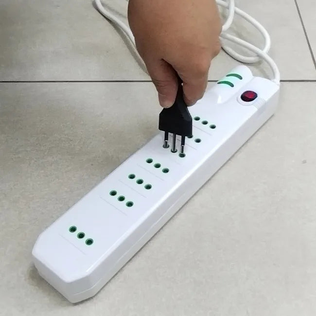 Alargador Zapatilla Protector Sobre Voltaje 1400j Microlab Color Blanco
